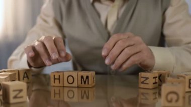 Masa üzerinde ahşap küpler kelime ev yapma yaşlı adam, Alzheimer hastalığı tedavisi