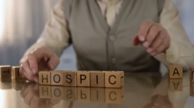 Büyükbaba masada ahşap küpler kelime bakımevi yapma, yaşlı bakım, bozukluk