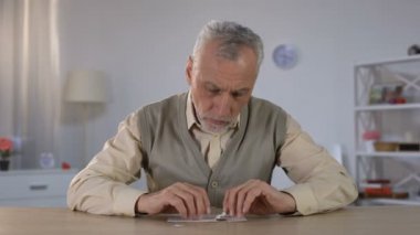 Yaşlı adam başarıyla bulmaca birleştirerek, bilişsel işlevi geliştirmek için egzersiz