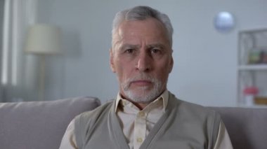 Üzgün yaşlı adam, yalnız ve çaresiz, emeklilik güvensizlik hissi portresi