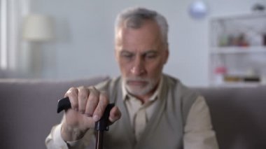 Kadın el rahatlatıcı yaşlı adam sopa üzerine eğiliyor, engelliler için bakım bakımevi