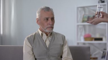 Hemşireden hap alan yaşlı adam, etkili tedavi ve iyi bakımdan memnun