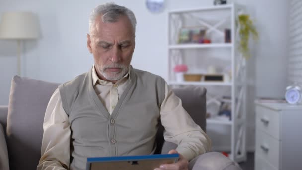 Nyugdíjas férfi átölelve fotó az Ifjúság vagy a rokonok, a hiányzó jó idő — Stock videók