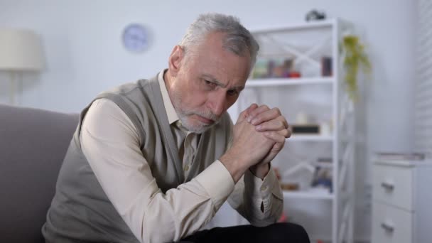 Homem idoso tristemente curvou a cabeça, sentindo-se sozinho e deprimido, crise de velhice — Vídeo de Stock