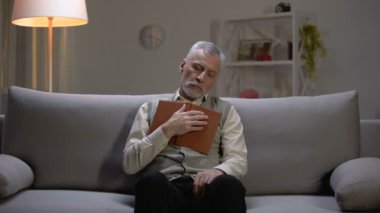 Yaşlı adam kanepede el kitabı, hafta sonları boş zaman uyku