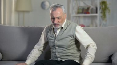 Yaşlı erkek acı mide ağrısı, üst karın keskin krampları, hazımsızlık