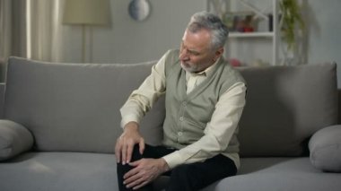 Yaşlı adam diz sürtünme, eklem ağrısı acı, üst düzey artrit, osteoporoz