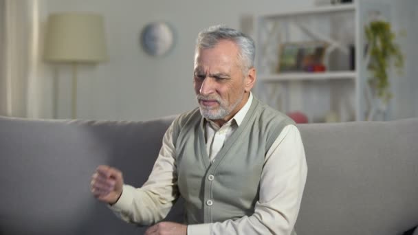 Homem idoso sentindo dor aguda no cotovelo, sintomas de artrite, lesão ligamentar — Vídeo de Stock