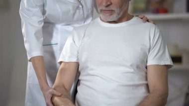 Hemşire emekli dumbbell, rehabilitasyon merkezi hakaret sonra kaldırmak için yardım