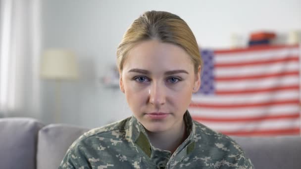 Crying amerikansk kvinnlig soldat tittar på kamera mot USA nationella flaggan, PTSD — Stockvideo