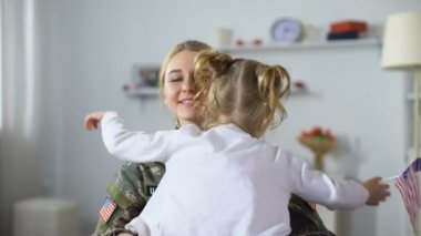 Abd bayrağı ile küçük kadın çocuk asker anne kucaklayan, aile birleşimi, vatansever
