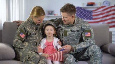 Mutlu Amerikan askerleri çift ve kızı ile Abd bayrağı kameraya gülümseyerek