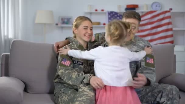 Vrolijk klein meisje rennen naar ons soldaten ouders en omarmen familiereünie — Stockvideo