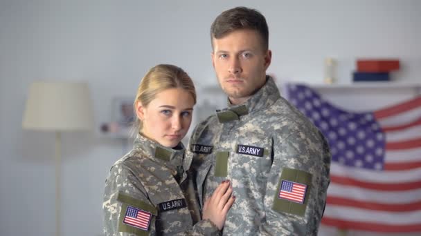 Серьезные мужчины и женщины, американские солдаты обнимаются и смотрят в камеру, ветераны войны — стоковое видео