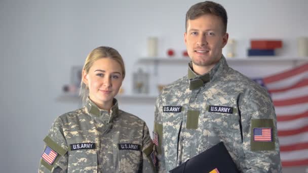 Γυναίκες και άνδρες στρατιωτικοί φοιτητές με φακέλους που χαμογελούν στην κάμερα, εκπαίδευση — Αρχείο Βίντεο
