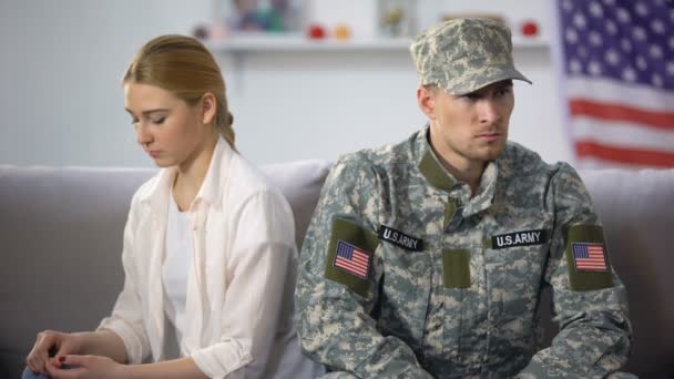 Beleidigter Militäroffizier und Freundin sitzen auf Sofa, Beziehungsprobleme — Stockvideo