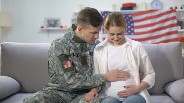 Fürsorglicher amerikanischer Soldat streichelt Bauch seiner schwangeren Frau, glückliche Elternschaft — Stockvideo