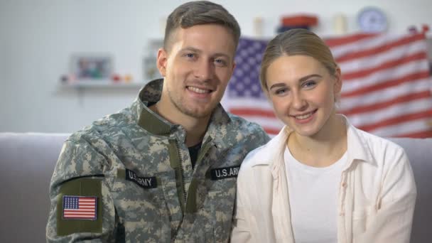 Alegre soldado y esposa de EE.UU. mostrando llaves de apartamento, recompensa de servicio militar — Vídeos de Stock