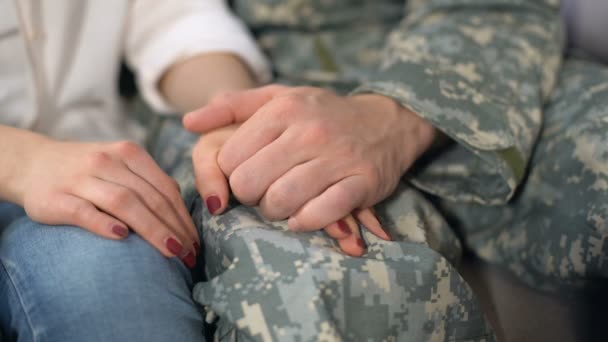Hombre soldado sosteniendo novias mano, despedida antes del servicio militar, amor — Vídeo de stock