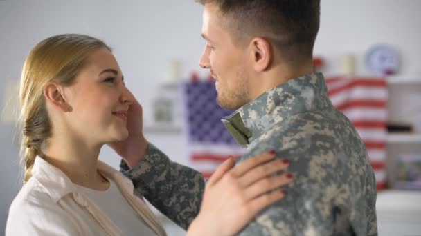 Щаслива жінка обіймає солдата, який прийшов додому після військової служби, кохання — стокове відео