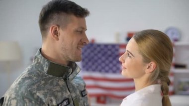 Mutlu Us asker sevgi ile eşi kucaklayan, askerlik sonrası eve dönüş