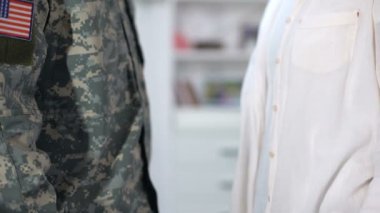 Sevgi dolu eşi Bize erkek asker destek ve güvenlik sembolü olarak kolye yüzük veren