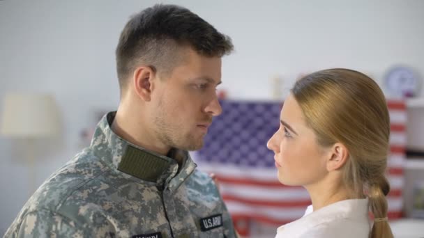 Сумний американський солдат обіймає люблячу дружину, прощання перед військовою службою — стокове відео