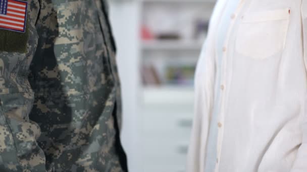 우리 남성 군인에게 지원과 안전 상징으로 목걸이 반지를주는 사랑의 아내 — 비디오