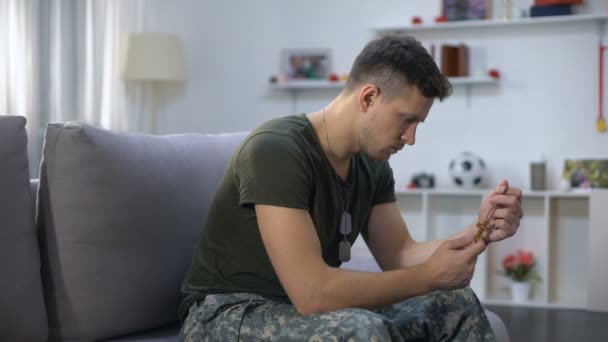 Triste militar masculino beijando cruz de madeira de amigo morto, dor de perda, religião — Vídeo de Stock