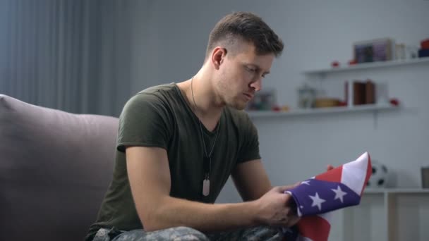 Soldat homme embrassant plié drapeau des États-Unis, se préparant à camarade funérailles, mélancolie — Video