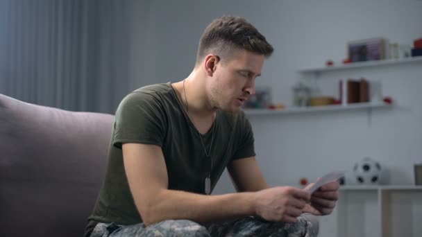 Απογοητευμένος αρσενικό στρατιώτης σκίσιμο οικογένεια φωτογραφία διάσπαση και το πρόβλημα της σχέσης — Αρχείο Βίντεο