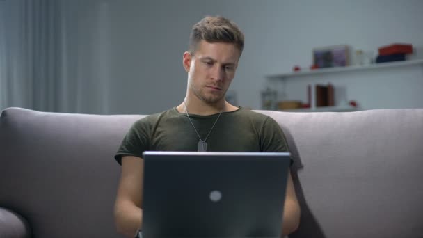Αρσενικό στρατιώτη που δακτυλογραφεί σε φορητό υπολογιστή στο σπίτι, έννοια επικοινωνίας, στρατιωτική εφαρμογή — Αρχείο Βίντεο