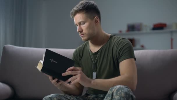 Poważny męski wojskowy czytania Biblii, religii i wiary, Terapia psychologiczna — Wideo stockowe