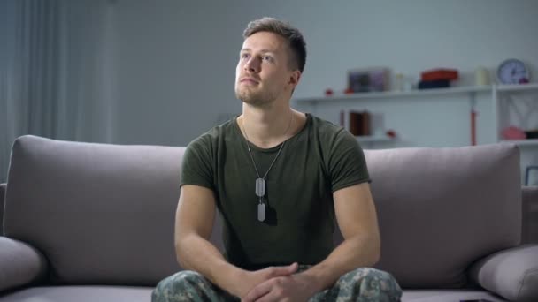 Dromerige mannelijke soldaat denken over langverwachte familiereünie, militaire plicht — Stockvideo