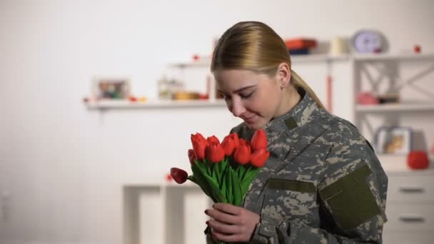 Vrolijke vrouwelijke Sergeant verheugt het tulpen boeket en glimlachend Homecoming na oorlog — Stockvideo