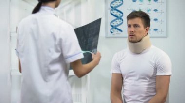 Kadın cerrah kötü Röntgen sonucu hakkında köpük servikal yaka hasta bilgilendirmek