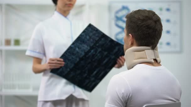 Radioloog informeren patiënt in schuim cervicale kraag goed examen resultaat — Stockvideo