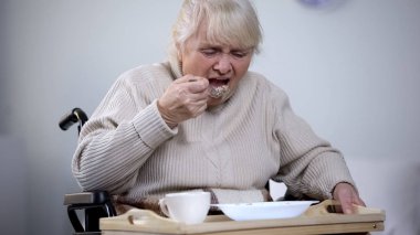 Özürlü Bayan isteksizce yemek yemeği Tıp Merkezi, uygunsuz bakım