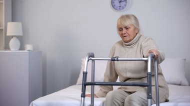 Büyükanne oturma çerçevesi, rehabilitasyon zorlukları, sağlık yakın yatak oturma