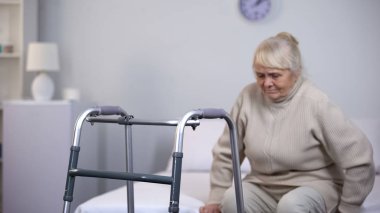 Kadın hastaların önünde yürüyüş iskeleti, klinik rehabilitasyon, tıp