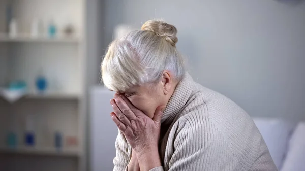 Senhora Idosa Infeliz Sentado Sozinho Sala Estar Profundamente Chorando Depressão — Fotografia de Stock