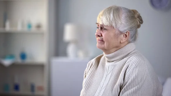 Depressieve Senior Vrouw Die Alleen Zit Woonkamer Verlaten Door Familieleden — Stockfoto