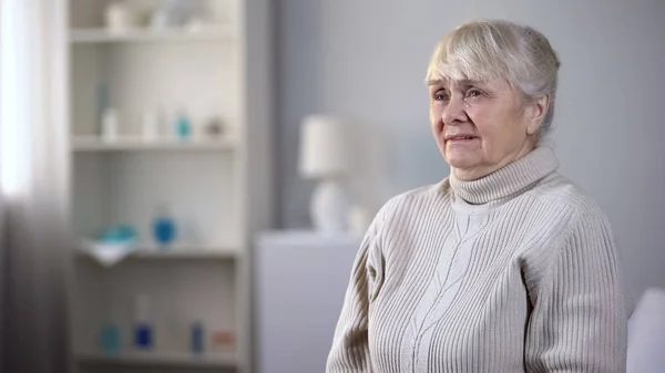 家を看護と泣き うつ病で一人で座っている悲惨な老婦人 — ストック写真