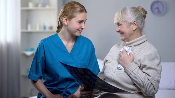 Медичний Працівник Пояснює Результати Рентгенівського Обстеження Старих Жінок Діагноз Здоров — стокове фото