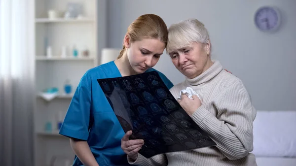 Młoda Pielęgniarka Wyjaśniająca Wyniki Badań Starszej Pani Wspierająca Pacjenta — Zdjęcie stockowe