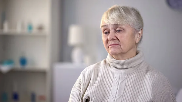 Triest Bejaarde Vrouw Zitten Alleen Woonkamer Denken Gezondheidsproblemen — Stockfoto