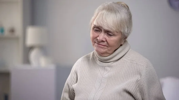 Crying Senior Kvinna Saknas Familj Vårdhem Övergivna Släktingar — Stockfoto