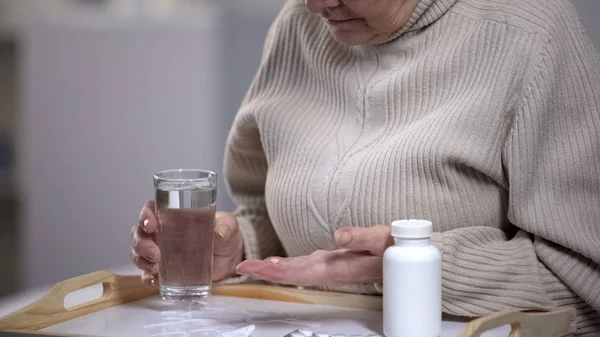Ältere Frau Hält Glas Wasser Der Hand Und Nimmt Tabletten — Stockfoto