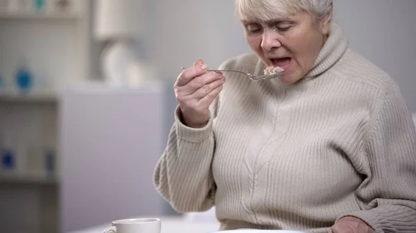 Oudere Dame Eten Diner Eenzaamheid Lijden Ouderdom Close Huilen — Stockfoto