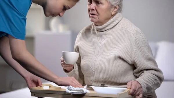 Trabajadora Médica Sirviendo Bandeja Cena Anciana Enferma Centro Médico — Foto de Stock